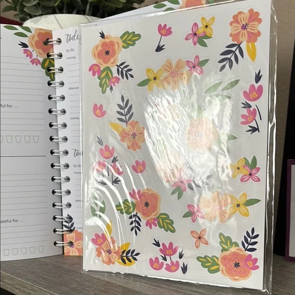 Floral Undated Daily Planner - Picture 3 of 3